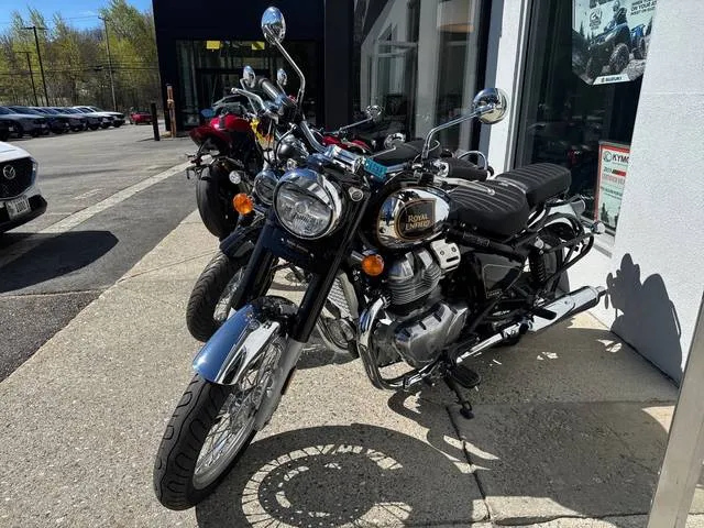 2026 Royal Enfield CLASSIC — front three-quarter view