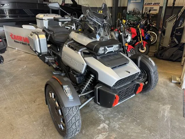 2025 Can-Am® Canyon XT — front three-quarter view