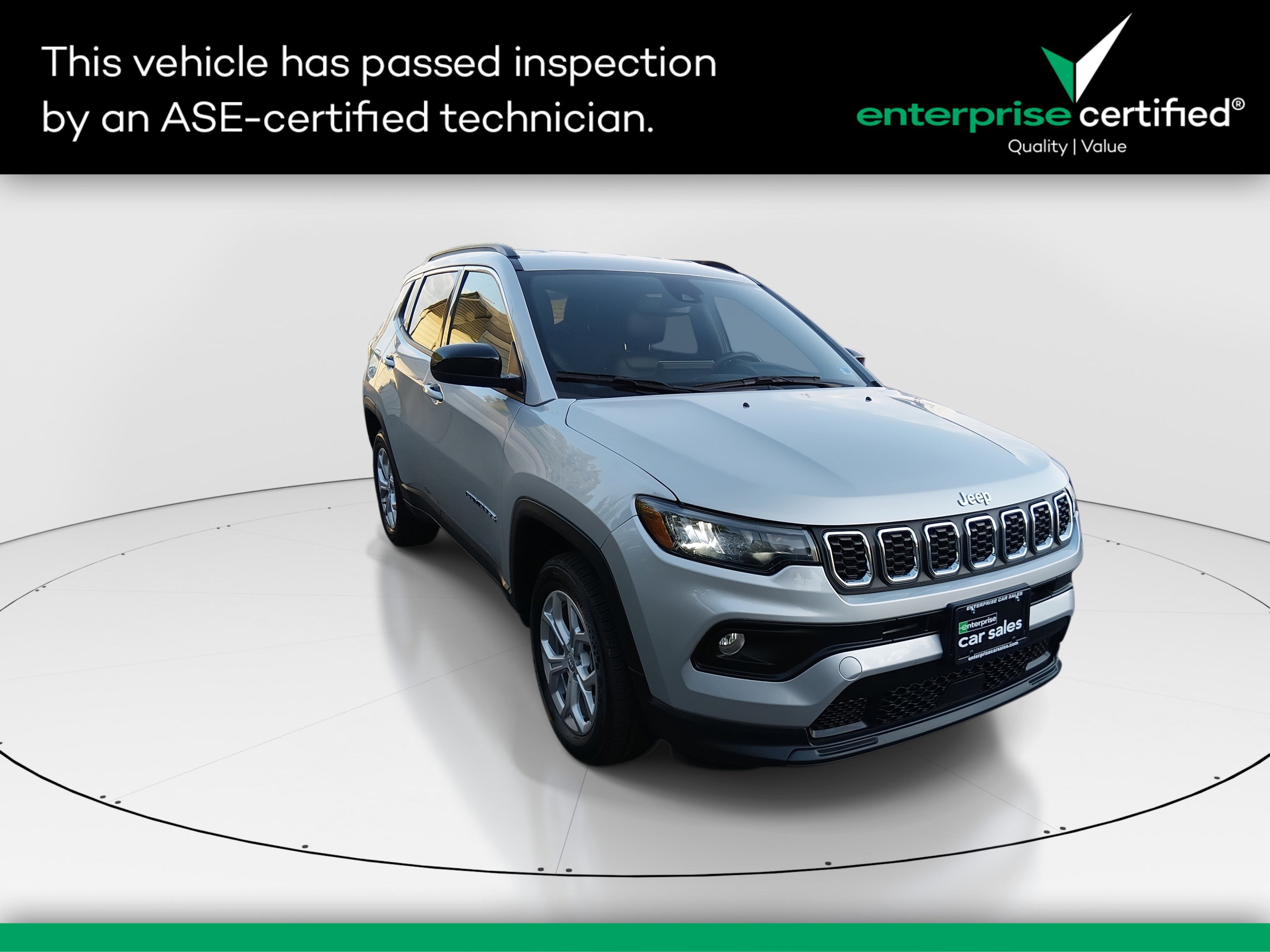 2024 Jeep Compass Latitude 4x4 — front three-quarter view