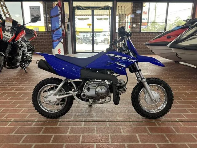 2026 Yamaha TT-R50E — front three-quarter view