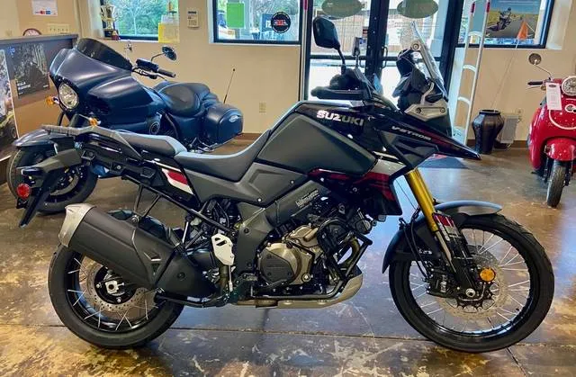 2025 Suzuki V-Strom 1050DE — front three-quarter view
