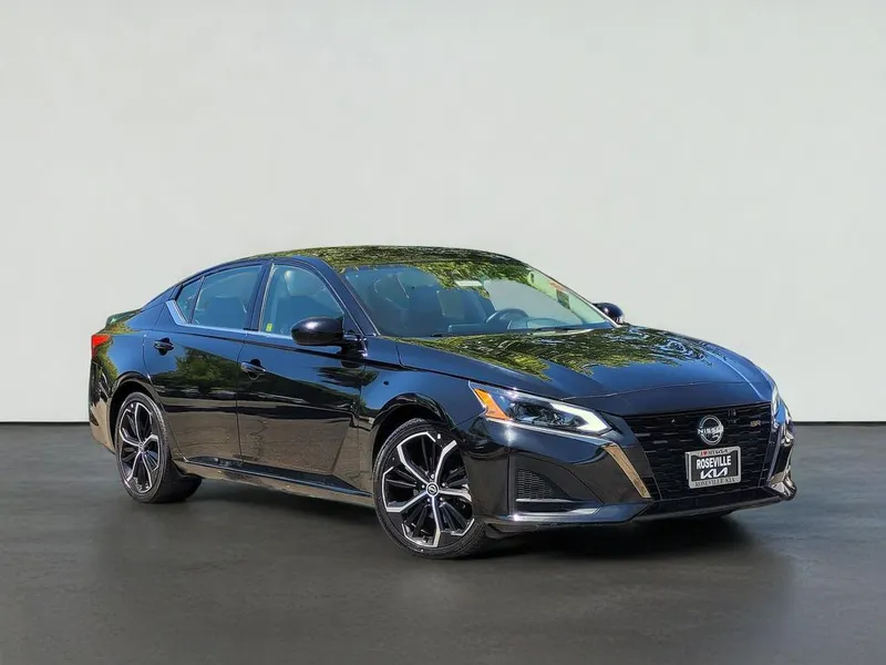 2024 Nissan ALTIMA 2.5 SR in Super Black — front three-quarter view