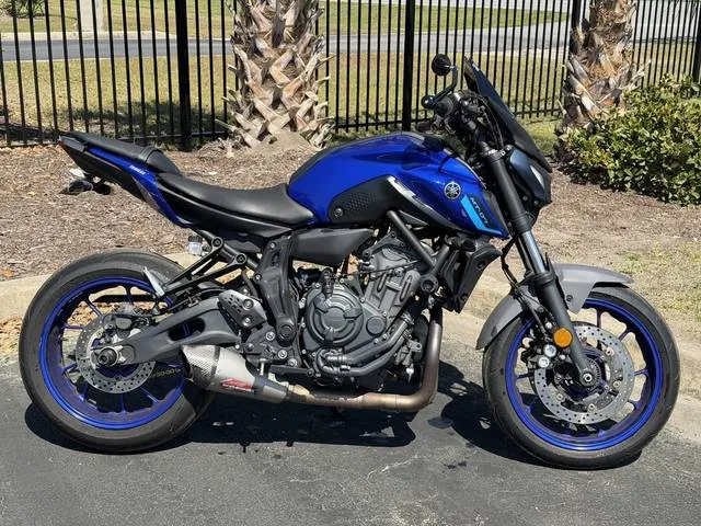 2022 Yamaha MT-07 — front three-quarter view