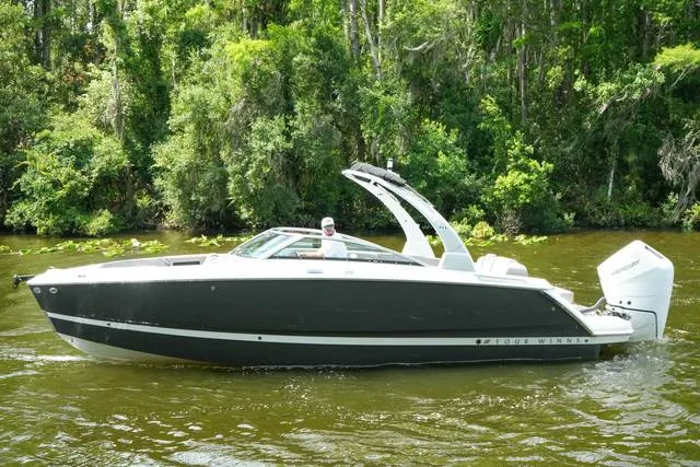 2026 Four Winns H6 OB — front three-quarter view