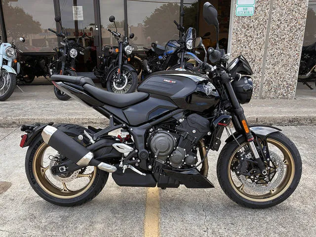 2026 Triumph Trident 800 Jet black — front three-quarter view