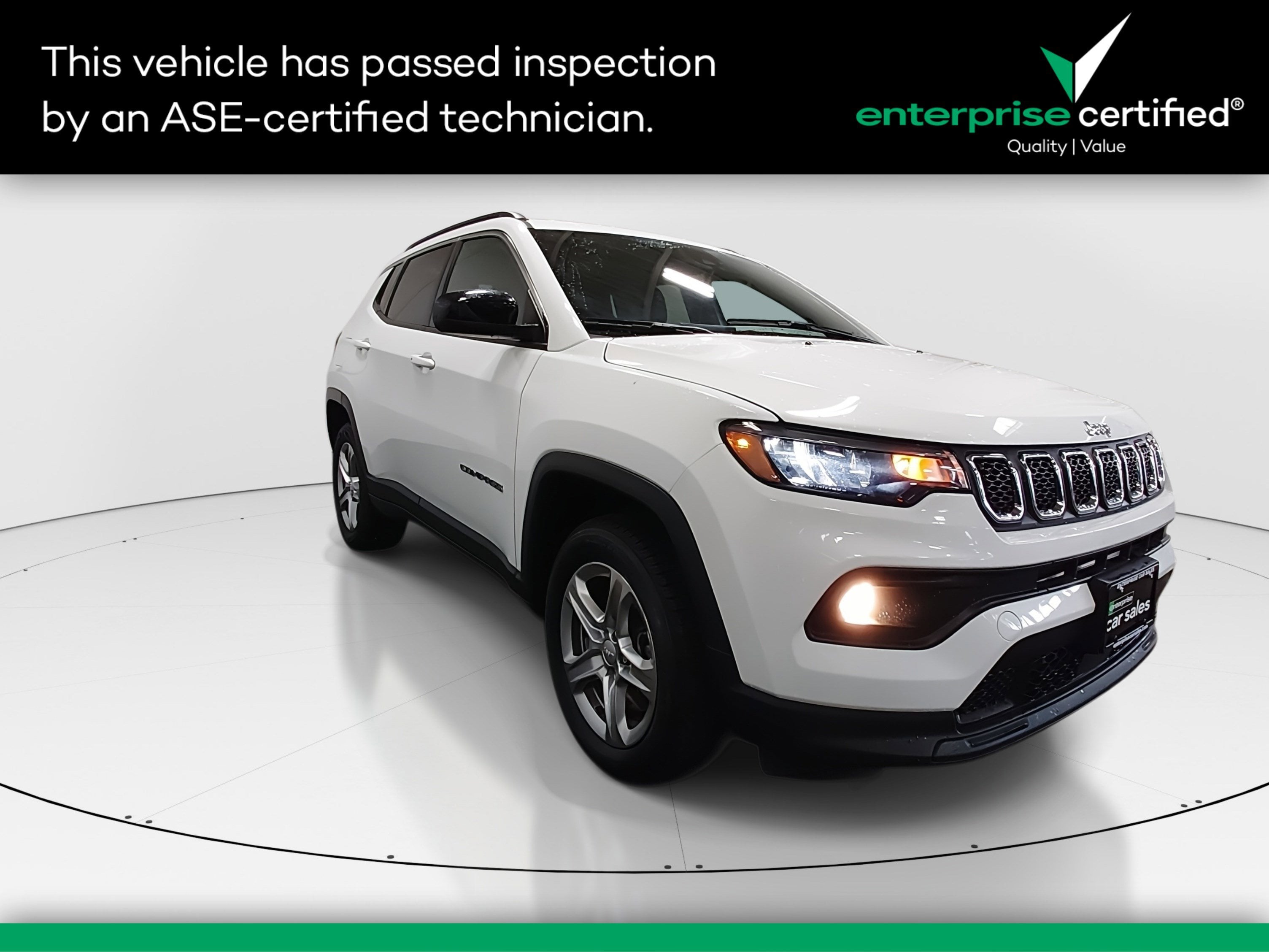 2024 Jeep Compass Latitude 4x4 — front three-quarter view