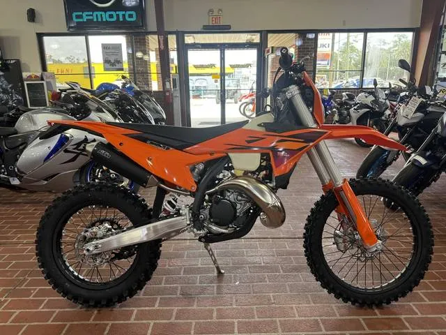 2026 KTM 150 XC-W — front three-quarter view