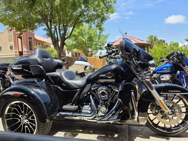 2025 Harley-Davidson® FLHTCUTG - Tri Glide® Ultra — front three-quarter view