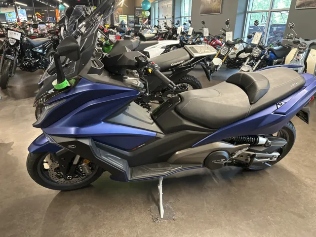 2025 KYMCO AK550i ABS — front three-quarter view