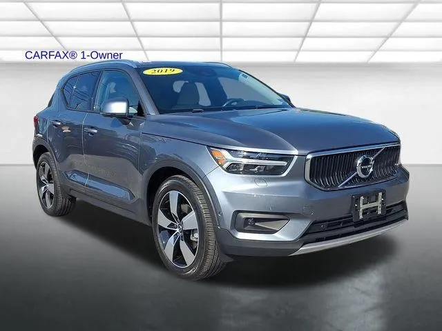 2019 Volvo XC40 T5 AWD Momentum in Gray Metallic — front three-quarter view