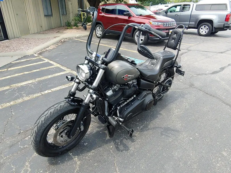 2019 HARLEY-DAVIDSON STREETBOB Base in Grey — front three-quarter view