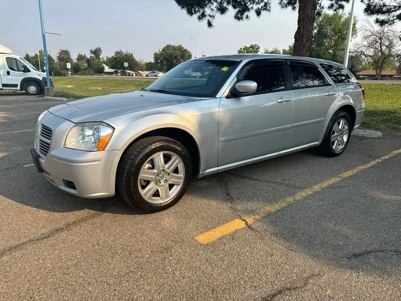 2007 Dodge Magnum SXT in Bright Silver Metallic — front three-quarter view