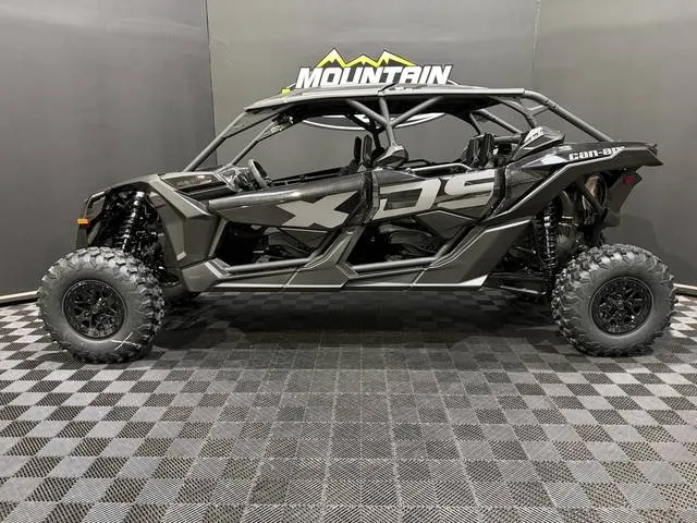 2026 Can-Am® Maverick X3 MAX X ds Turbo RR Triple Black_4.5 in