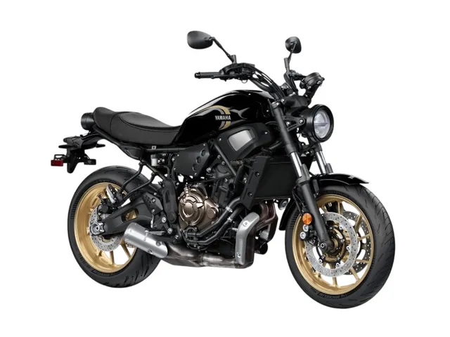 2026 Yamaha XSR700 — front three-quarter view