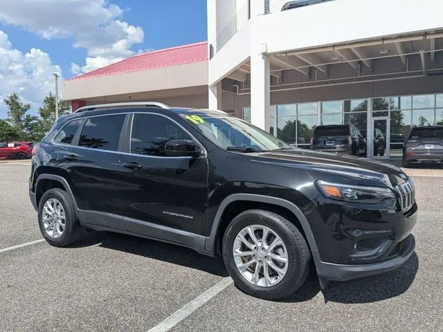 2019 Jeep Cherokee Latitude in Diamond Black Crystal Pearlcoat — front three-quarter view