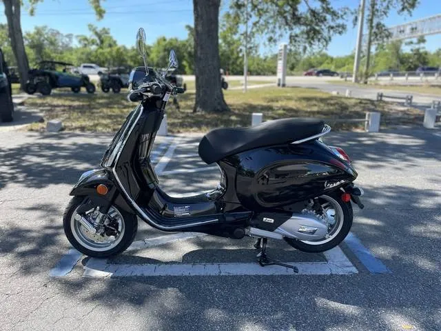 2025 Vespa PRIMAVERA150 NERO CONVIN — front three-quarter view