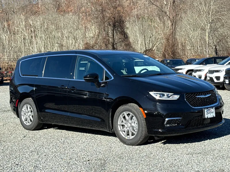 2026 Chrysler Pacifica Select in Diamond Black Crystal Pearlcoat — front three-quarter view