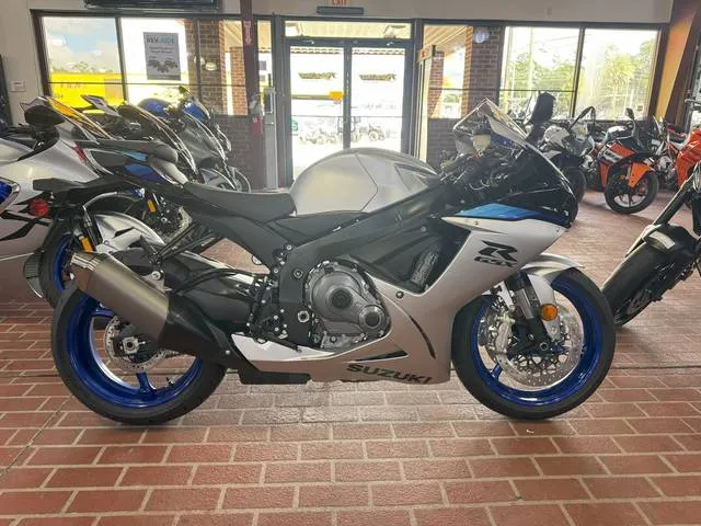 2026 Suzuki GSX-R600 — front three-quarter view