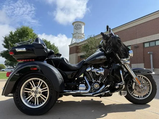 2017 Harley-Davidson® FLHTCUTG - Tri Glide® Ultra — front three-quarter view