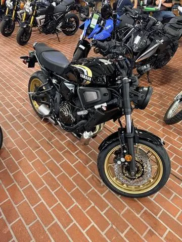 2026 Yamaha XSR700 — front three-quarter view