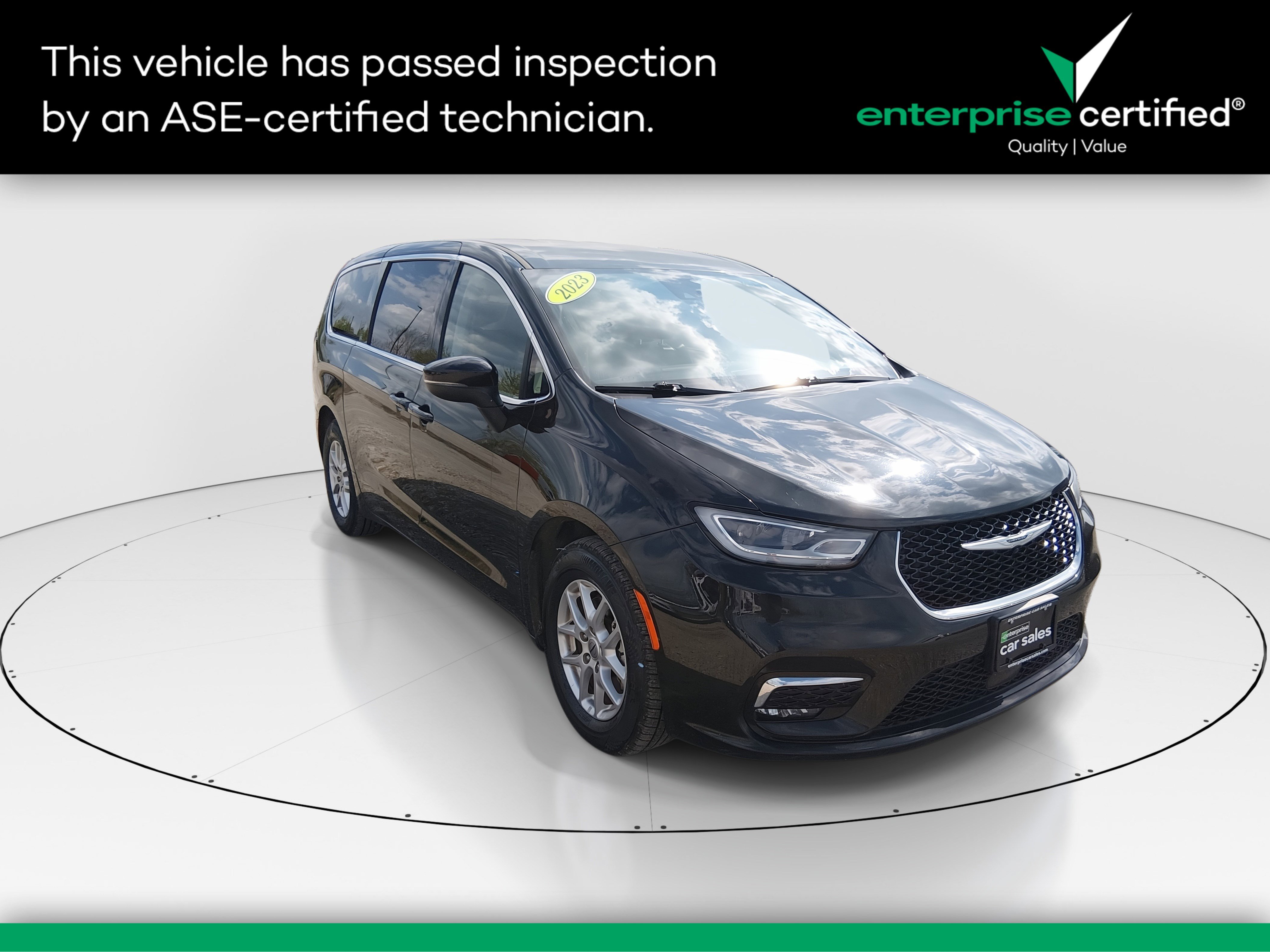 2023 Chrysler Pacifica Touring L FWD — front three-quarter view