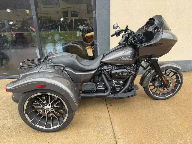 2023 Harley-Davidson® FLTRT - Road Glide® 3 — front three-quarter view