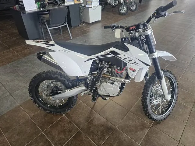 2026 SSR XD250-26 — front three-quarter view