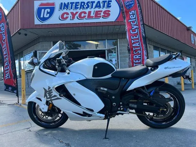 2022 Suzuki Hayabusa — front three-quarter view