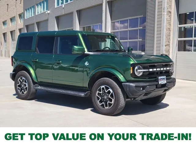 2025 Ford Bronco Outer Banks in Green Metallic — front three-quarter view
