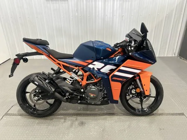 2024 KTM RC 390 — front three-quarter view