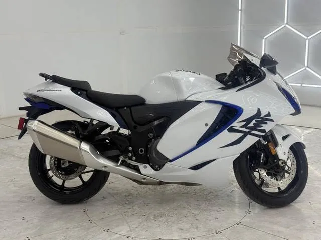 2026 Suzuki Hayabusa — front three-quarter view
