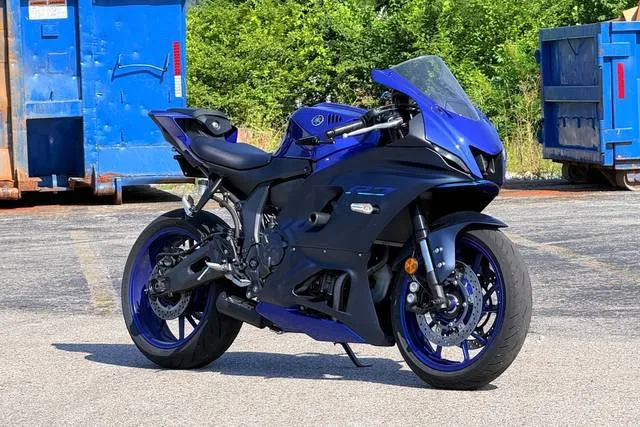 2023 Yamaha YZF-R7 — front three-quarter view