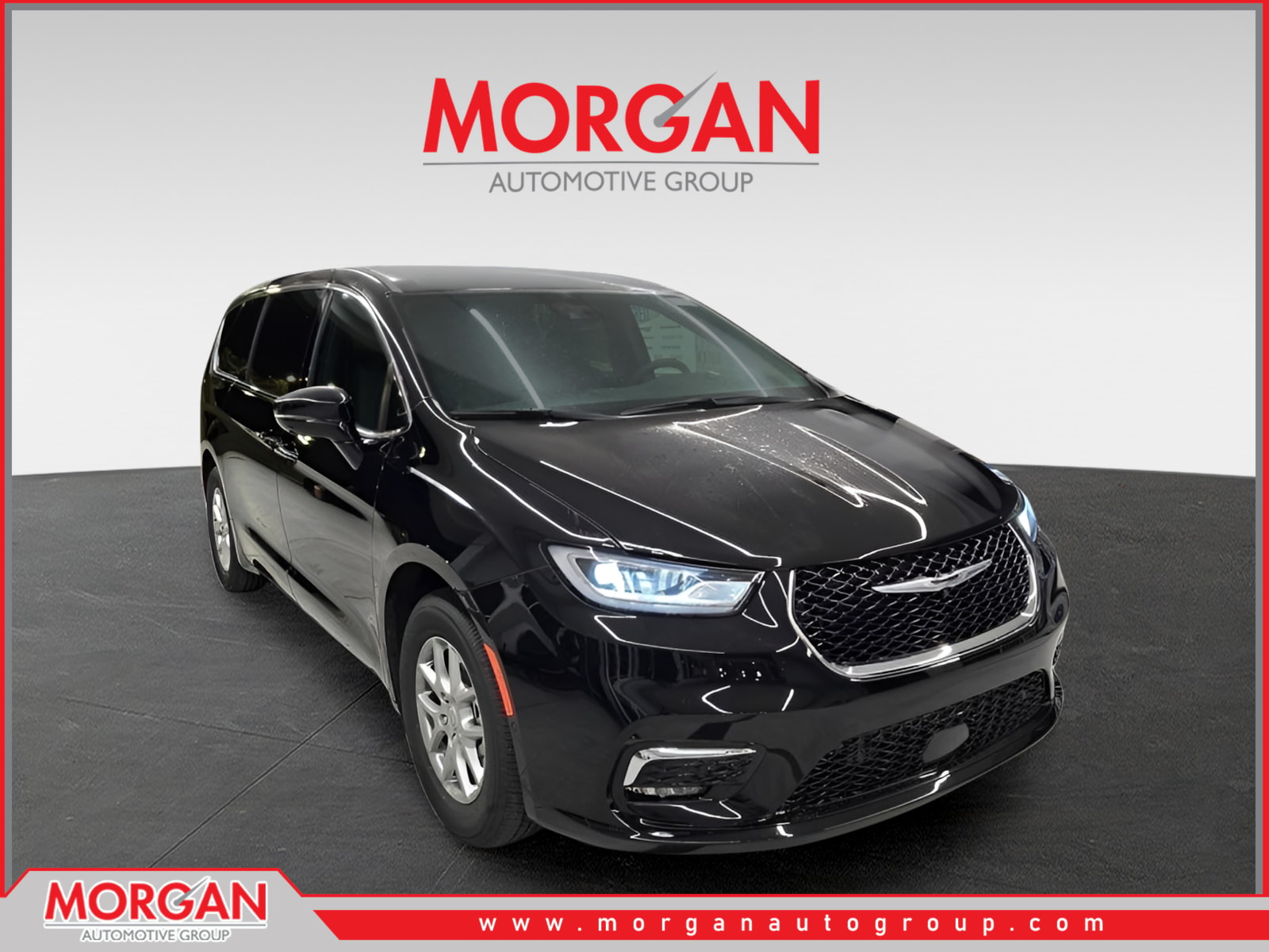 2026 Chrysler Pacifica Select in Diamond Black Crystal Pearlcoat — front three-quarter view