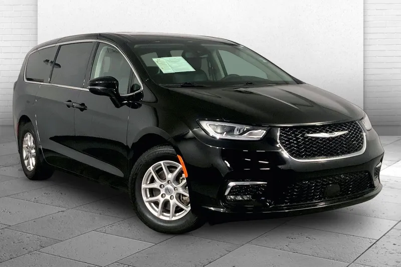 2024 Chrysler Pacifica Touring L in Diamond Black Crystal Pearlcoat — front three-quarter view