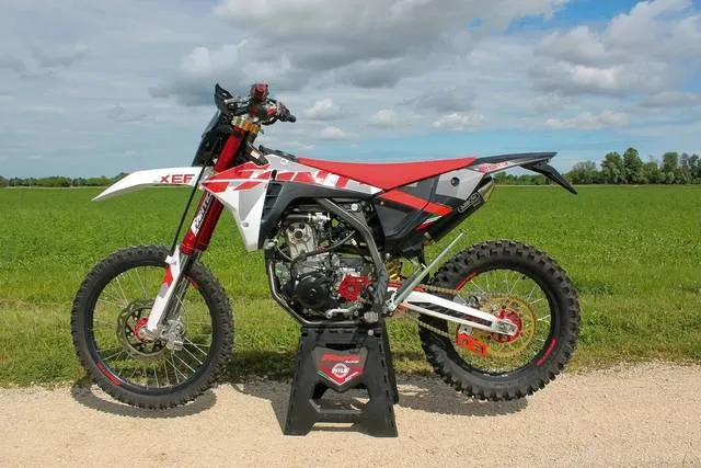 2025 Fantic XEF250 — front three-quarter view