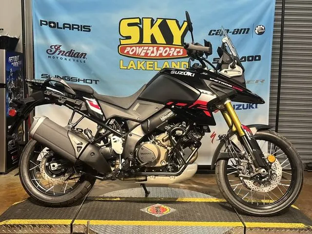 2025 Suzuki V-Strom 1050DE — front three-quarter view