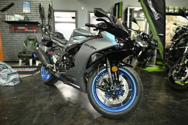 2026 Kawasaki Ninja® ZX™-6R — front three-quarter view
