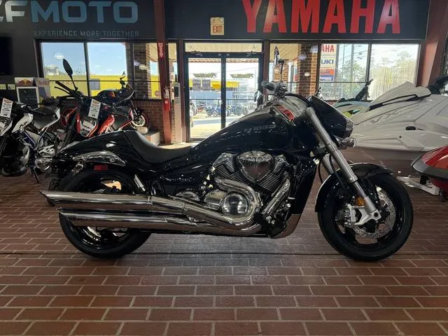 2025 Suzuki Boulevard M109R — front three-quarter view