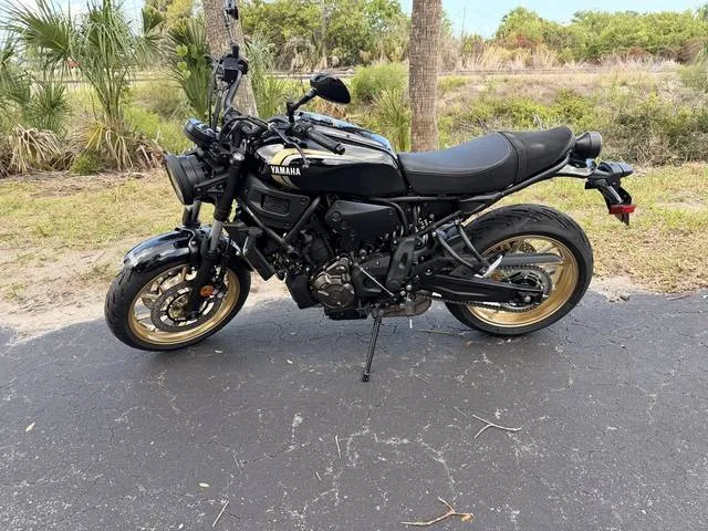 2026 Yamaha XSR700 — front three-quarter view