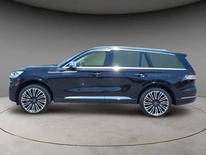 2020 Lincoln Aviator Black Label in Infinite Black Metallic — front three-quarter view