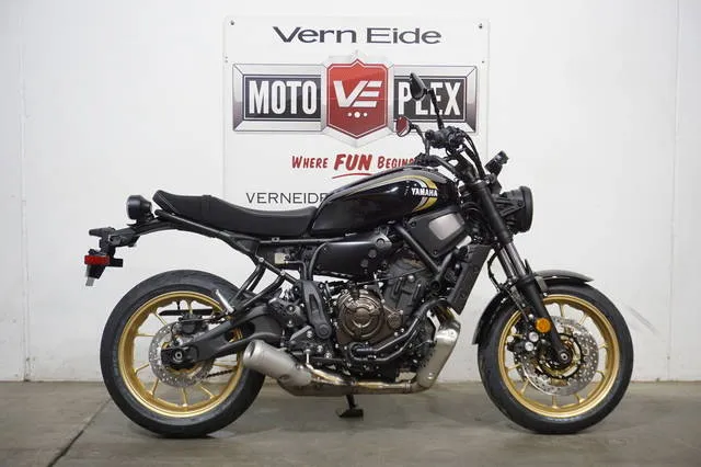 2025 Yamaha XSR700 — front three-quarter view