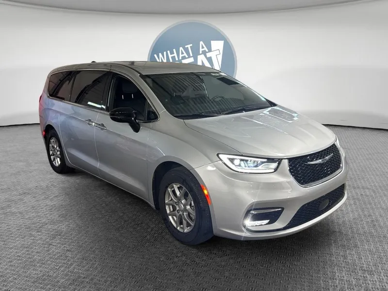 2026 Chrysler Pacifica Select in Silver Mist Clearcoat — front three-quarter view