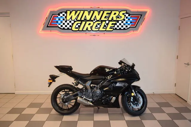 2025 Yamaha YZF-R7 — front three-quarter view