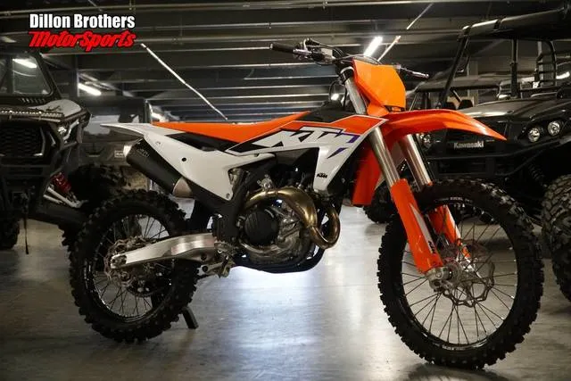 2023 KTM 450 SX-F — front three-quarter view
