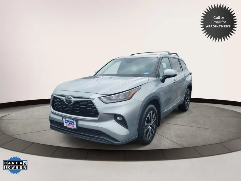 2020 Toyota Highlander XLE in Silver — front three-quarter view