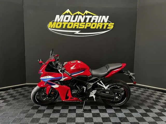 2026 Honda® CBR650R E-Clutch — front three-quarter view