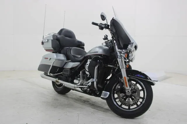2015 Harley-Davidson® FLHTK - Ultra Limited — front three-quarter view