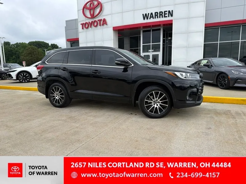 2017 Toyota Highlander SE in Midnight Black Metallic — front three-quarter view
