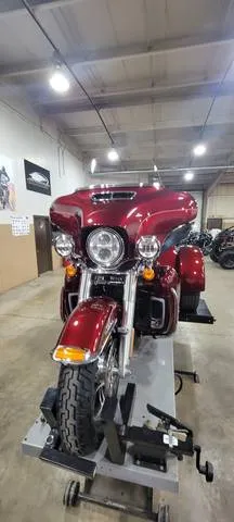 2017 Harley-Davidson® FLHTCUTG - Tri Glide® Ultra — front three-quarter view