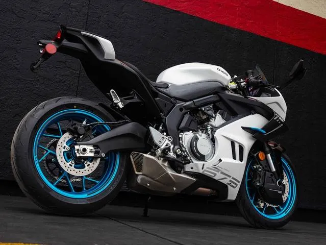 2026 CFMOTO 675SS — front three-quarter view